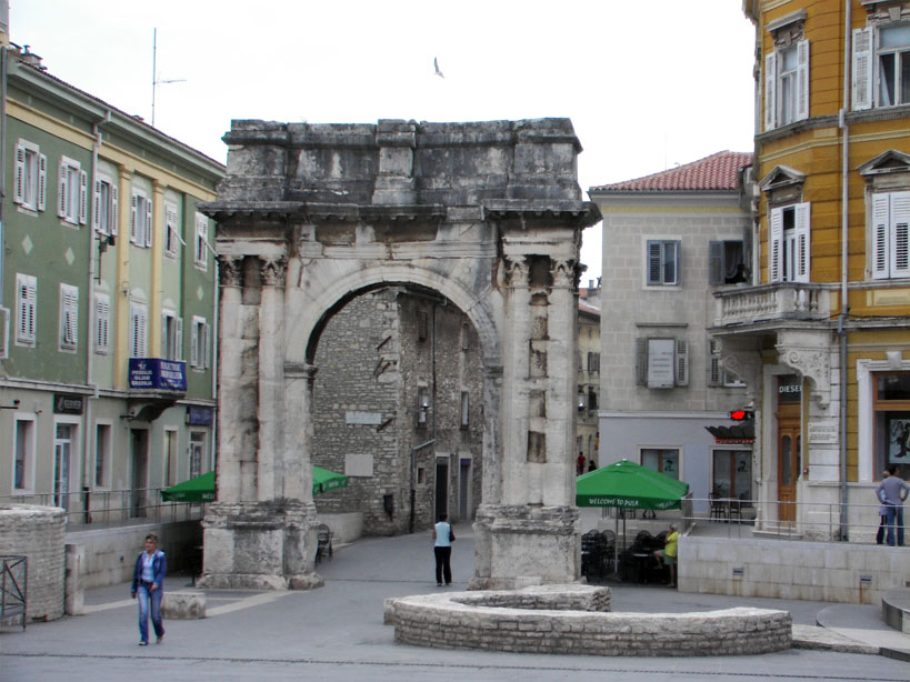 archway in pula