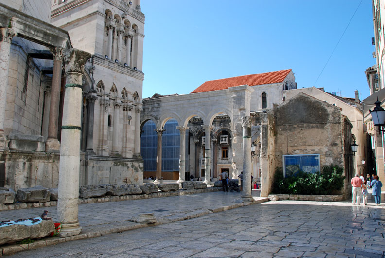 an alley in the palace